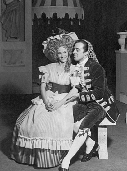 Vivi Gioi e Vittorio De Sica nel Matrimonio di Figaro, regia di Luchino Visconti 1946