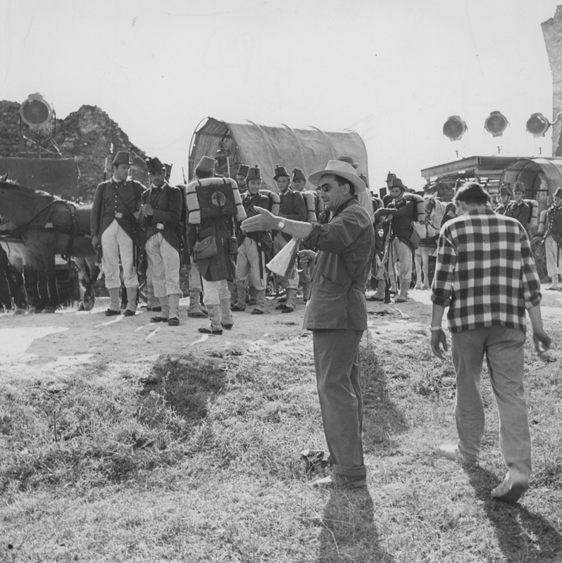 Luchino Visconti mentre dirige Senso